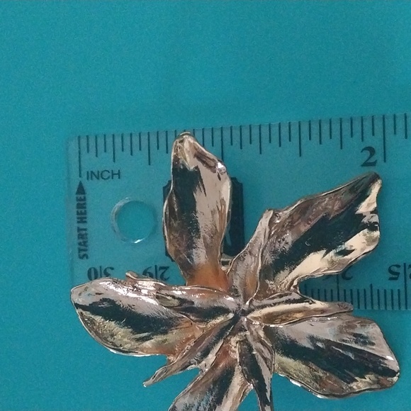 Irregular Flower and Leaf Stud Earrings. - Picture 4 of 4